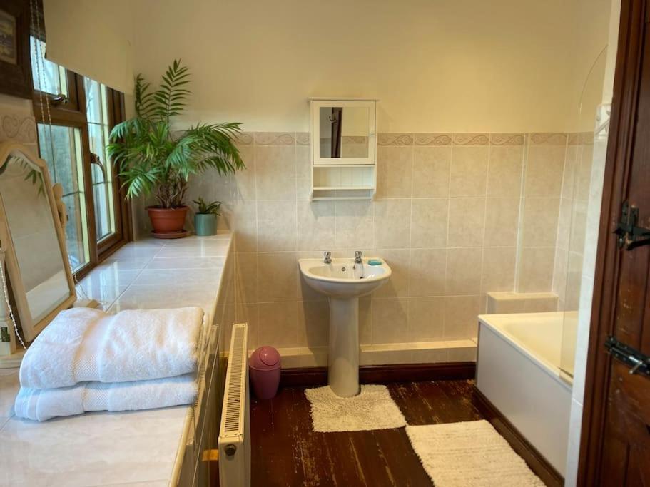 Bryntirion Farmhouse Rooms Llanfair Caereinion Esterno foto